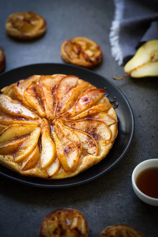 Tarte Feuilletée aux Poires Caramélisées - Le Délice Français Parfait!