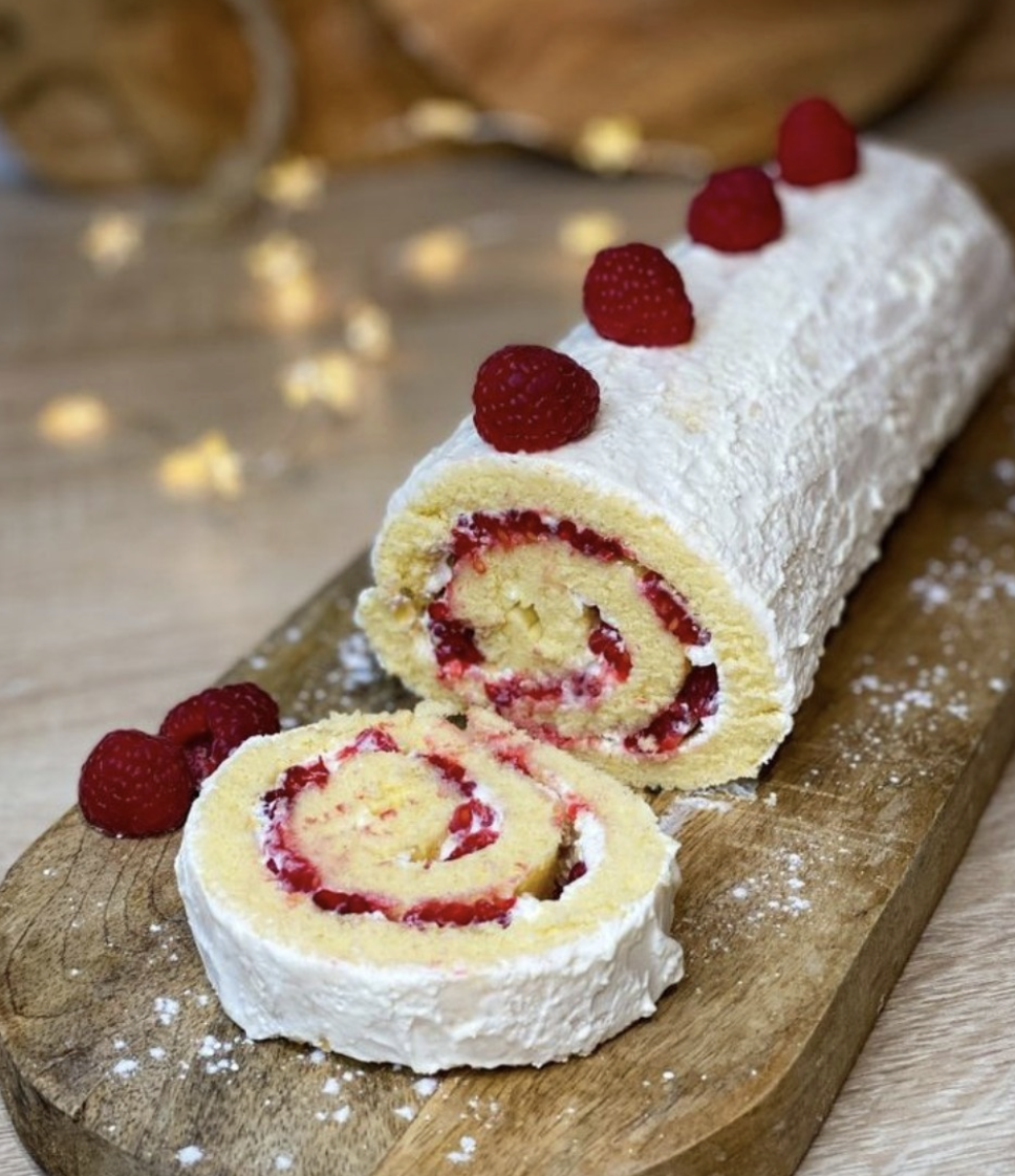 Recette de Gâteau Roulé aux Fraises et Chantilly - Facile et Délicieux"